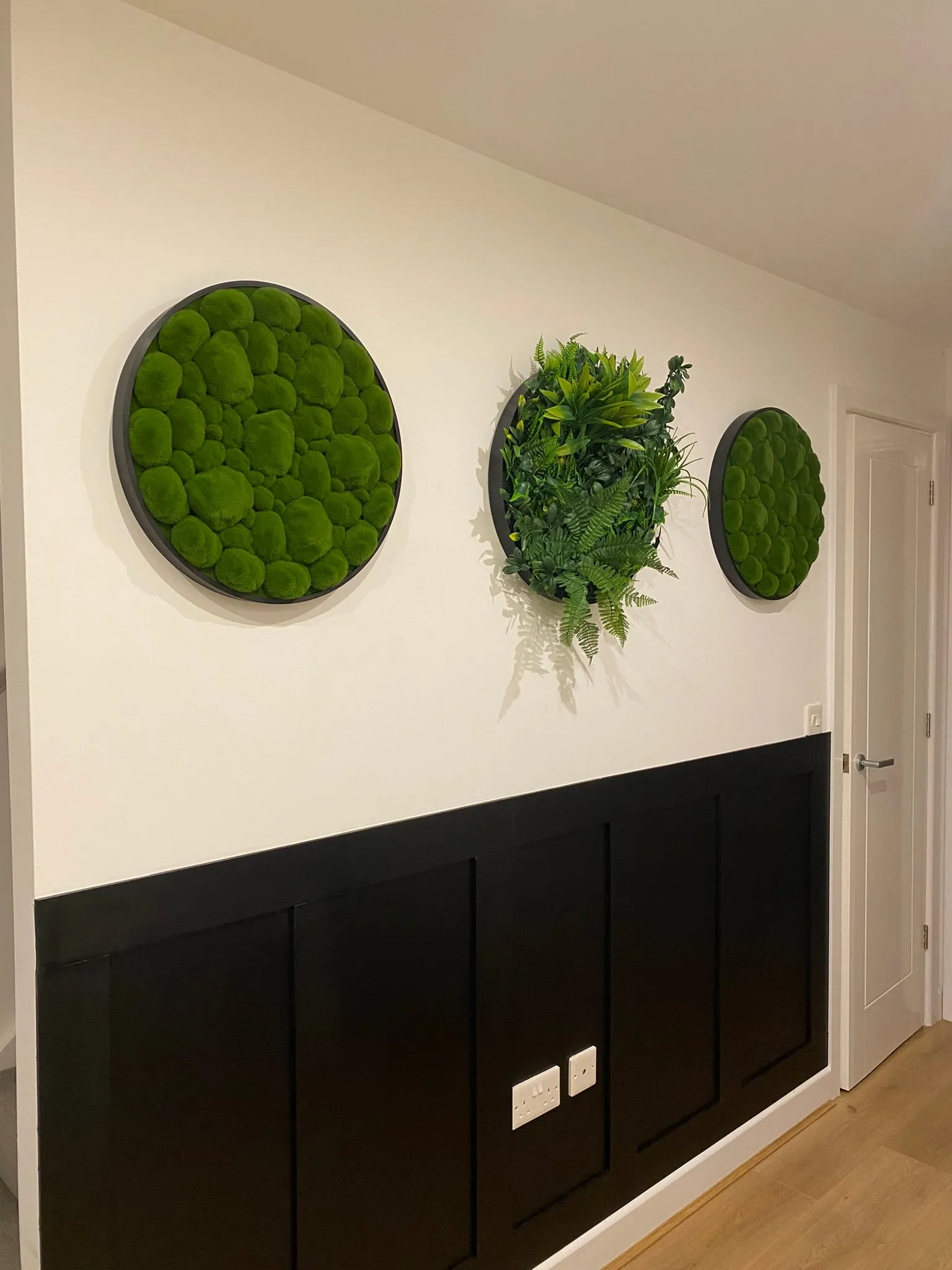 Artificial outdoor green foliage wall circular art panel 50 cm black aluminium